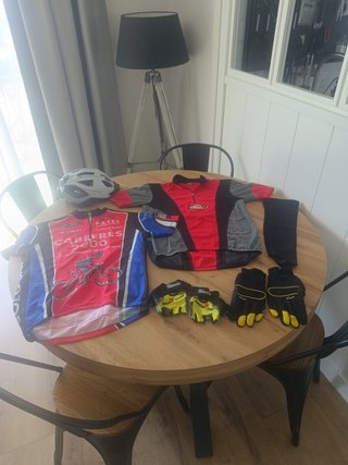 Bicicleta de montaña , soporte,  casco  y ropa