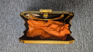 Bolso de fiesta dorado con pedrería