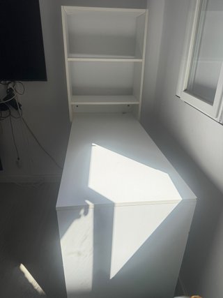Escritorio blanco con estantería