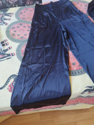 Conjunto de pantalón y top satinado negro