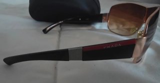 Gafas de sol Prada negras y doradas