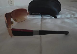 Gafas de sol Prada negras y doradas