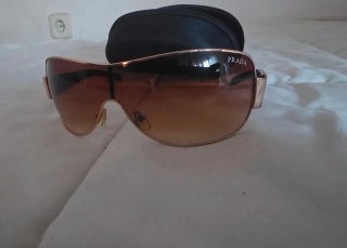 Gafas de sol Prada negras y doradas