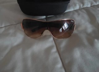 Gafas de sol Prada negras y doradas