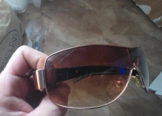 Gafas de sol Prada negras y doradas