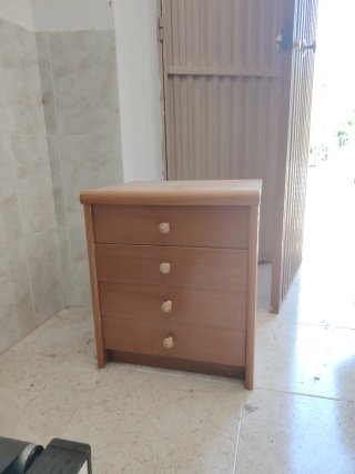Mesita de noche de madera