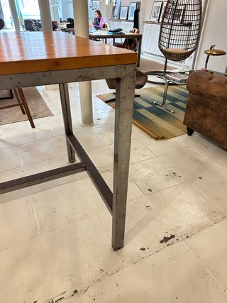 Mesa alta madera y metal hecha a mano