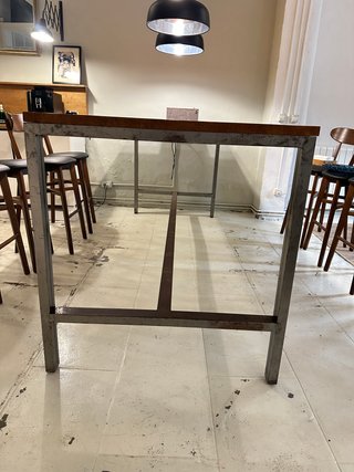 Mesa alta madera y metal hecha a mano