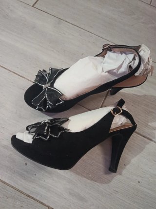 Zapatos de tacón negros con lazo