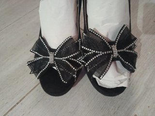 Zapatos de tacón negros con lazo