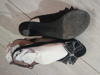 Zapatos de tacón negros con lazo