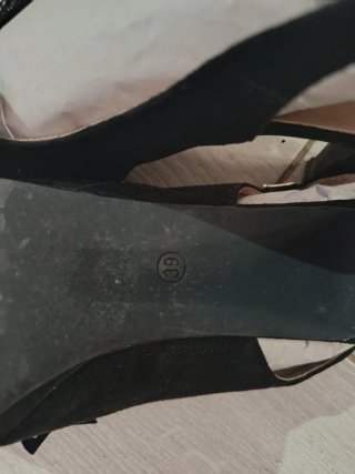 Zapatos de tacón negros con lazo