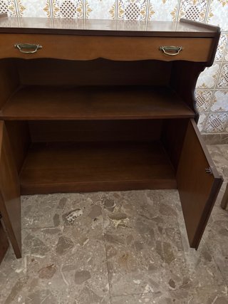 Mueble auxiliar de madera con ruedas