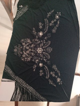 Mantón de Manila bordado negro
