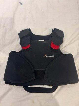 Equipo equitación niños: cascos, chalecos, fustas