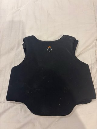 Equipo equitación niños: cascos, chalecos, fustas