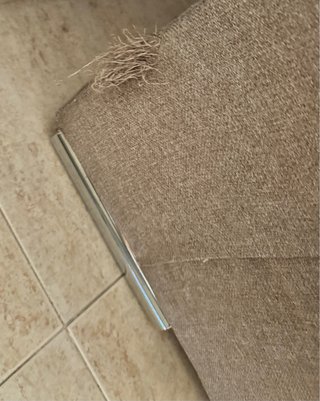 Sofá de tela beige y gris
