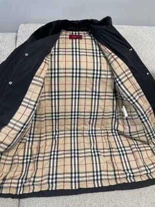 Abrigo Burberry Negro con Cuello Peluche