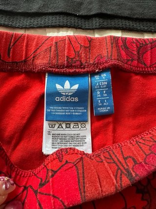 Conjunto Adidas Crop Top y Leggings Estampados T36
