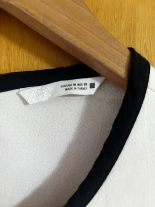 Top Zara asimétrico blanco y negro Talla M