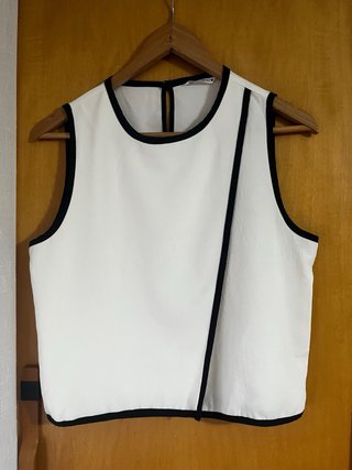 Top Zara asimétrico blanco y negro Talla M