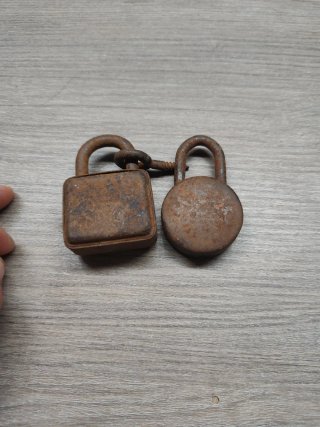 2 Candados Oxidados (Cuadrado y Redondo)