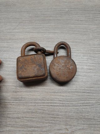 2 Candados Oxidados (Cuadrado y Redondo)