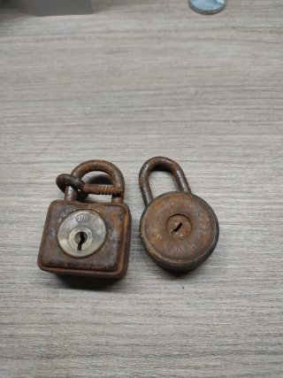 2 Candados Oxidados (Cuadrado y Redondo)