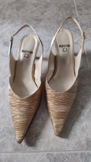 Zapatos de tacón Mayfran dorados