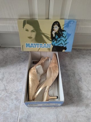 Zapatos de tacón Mayfran dorados