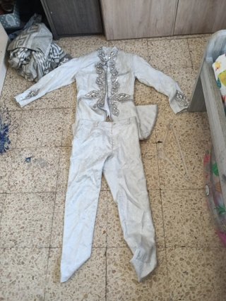 Traje de boda plateado y blanco