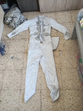 Traje de boda plateado y blanco