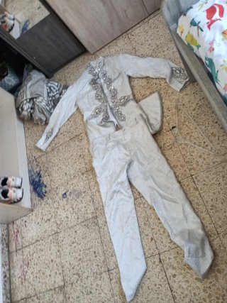Traje de boda plateado y blanco