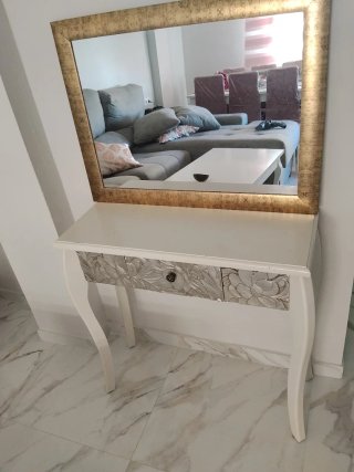 Recibidor blanco y dorado con espejo