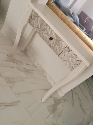 Recibidor blanco y dorado con espejo
