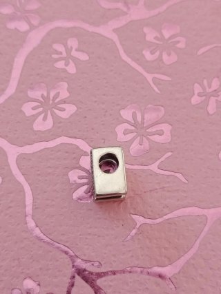 Charm letra M con circonitas