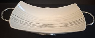 Centrotavola in ceramica con manici metallo