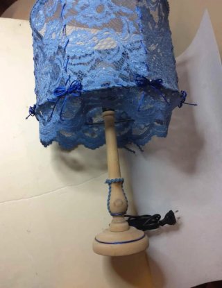 Lampada da tavolo in pizzo blu