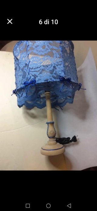 Lampada da tavolo in pizzo blu