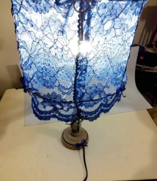 Lampada da tavolo in pizzo blu