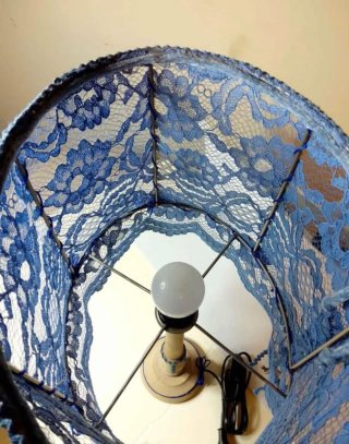 Lampada da tavolo in pizzo blu
