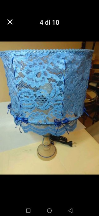 Lampada da tavolo in pizzo blu