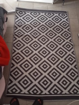 Alfombra grande  geométrica negra y blanca