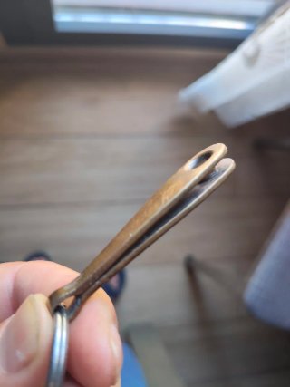 Llavero con herramienta antiquísima
