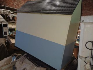 Casita de muñecas de madera