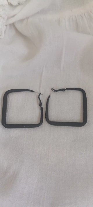 Aros cuadrados negro mate pincho plata