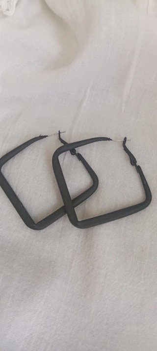 Aros cuadrados negro mate pincho plata