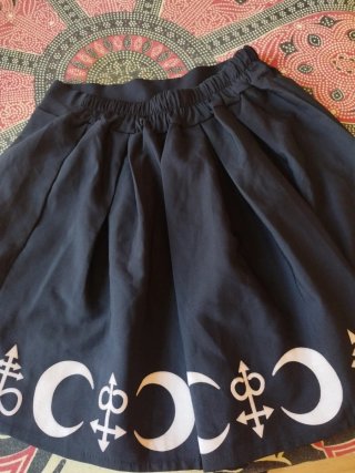 Falda gótica negra con lunas y símbolos