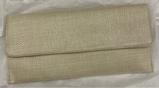 Cartera de mano beige y dorada