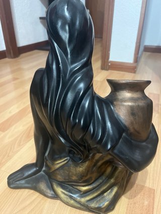 Estatua Vintage Mujer con Jarra